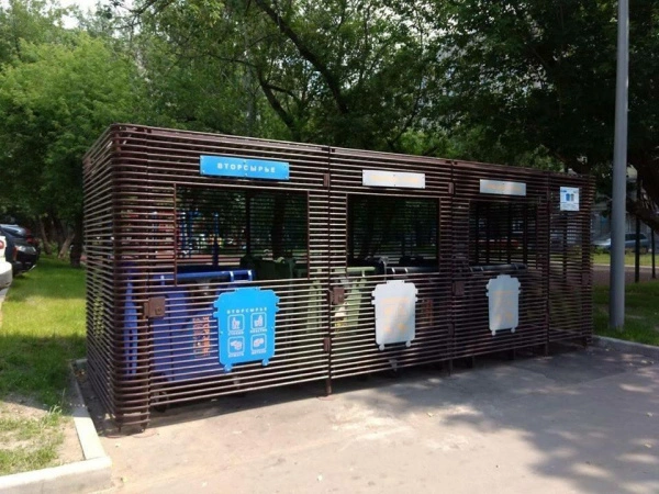 Контейнерная площадка для ТБО «МАФ - 6» с хозблоком 4,3 м (2 контейнера)